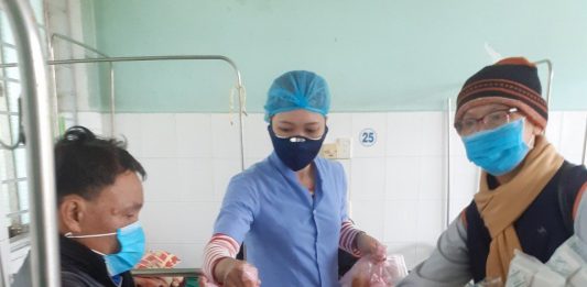 Thăng Bình: Ban Từ thiện xã hội PG huyện tặng cơm tại các bệnh viện