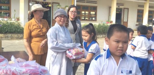 Núi Thành: Chùa Bửu Quang tặng quà tết cho người dân và học sinh