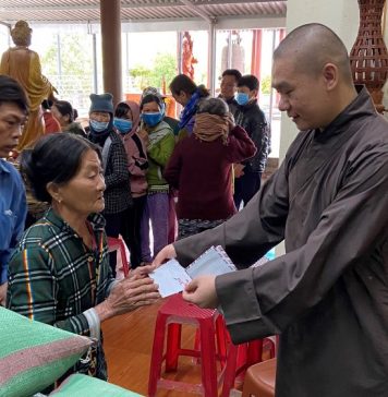 Điện Bàn: Chùa Quán Thế Âm tặng quà cho người dân địa phương nhân dịp năm mới 2021