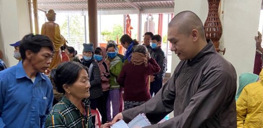 Điện Bàn: Chùa Quán Thế Âm tặng quà cho người dân địa phương nhân dịp năm mới 2021