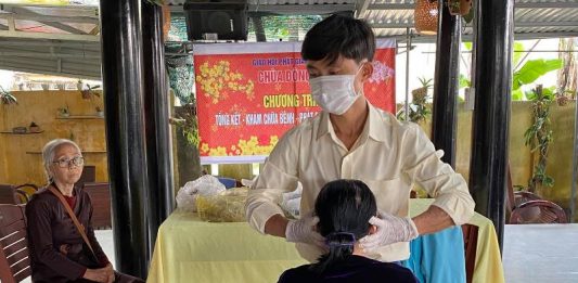 Tam Kỳ: Cuối năm, chùa Đông Yên tổ chức khám bệnh và tặng quà tết