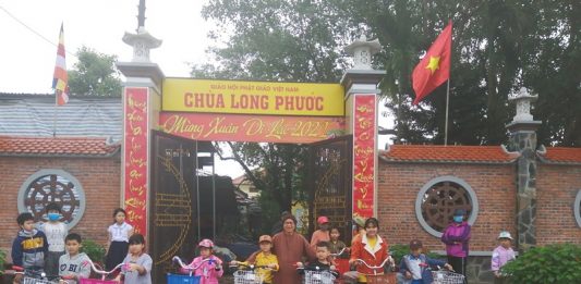Điện Bàn: Chùa Long Phước trao quà từ thiện nhân dịp xuân Tân Sửu 2021