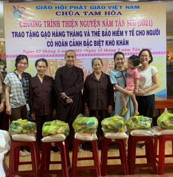 Đại Lộc: Chùa Tam Hòa tặng gạo hàng tháng và thẻ bảo hiểm y tế cho bà con có hoàn cảnh đặc biệt khó khăn