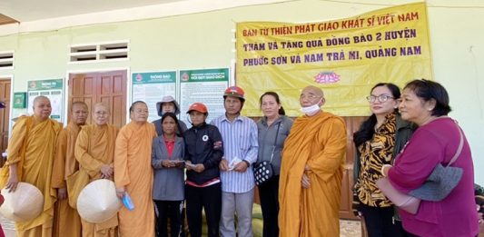 Ban Từ thiện Phật giáo Hệ phái Khất sĩ Việt Nam trao tặng 1.400 phần quà cho bà con miền núi Quảng Nam