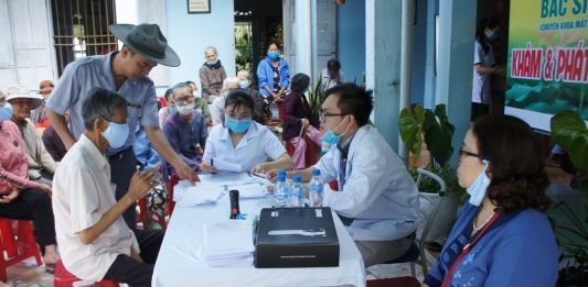 Thăng Bình: Khám mắt, cấp phát thuốc miễn phí cho bà con tại chùa Tất Viên