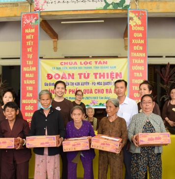 Núi Thành: Tặng quà từ thiện tại chùa Lộc Tân