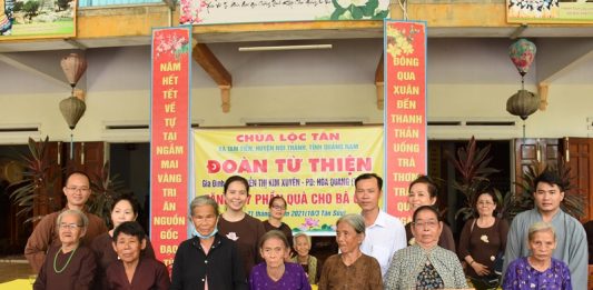 Núi Thành: Tặng quà từ thiện tại chùa Lộc Tân