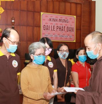 Thăng Bình: Chùa Giác Nguyên tặng quà từ thiện nhân mùa Phật đản