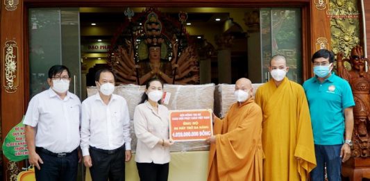 Trung ương GHPGVN trao tặng 6 máy thở đến lãnh đạo TP.HCM giúp bệnh nhân Covid-19