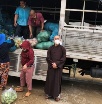 Đại Lộc: Chùa Phổ Minh gửi tặng rau quả cho vùng dịch