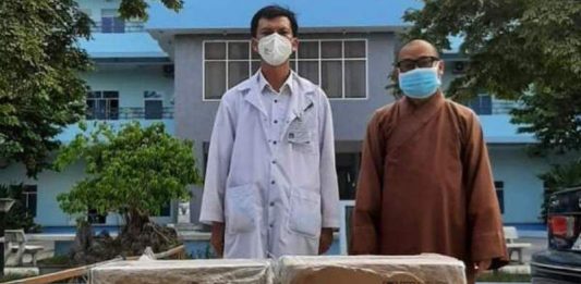 Thăng Bình: Chùa Ngọc Sơn tặng máy thở cho bệnh viện Đa khoa Thăng Hoa