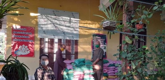 Đại Lộc: Chùa Bửu Hiệp tặng hơn 550 phần quà cho bà con gặp khó khăn vì dịch Covid-19