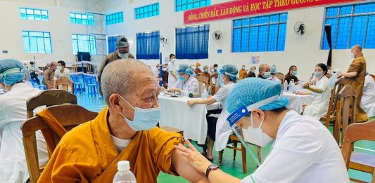 Chư tôn đức Ban Trị sự Phật giáo tỉnh Quảng Nam tiêm đủ 2 liều vắc-xin phòng Covid-19