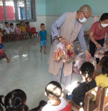 Thăng Bình: Chùa Bình Hải tặng quà Trung thu đến các em Thiếu nhi trong đại dịch Covid-19