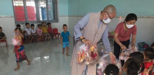 Thăng Bình: Chùa Bình Hải tặng quà Trung thu đến các em Thiếu nhi trong đại dịch Covid-19