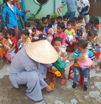 Thăng Bình: Chùa Phước Ấm – Chương trình thiện nguyện “Tiếp bước đến trường” và “Áo ấm cho em” tại huyện Tây Giang.