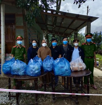 Phước Sơn: Phật giáo huyện hỗ trợ người dân trên đường về quê