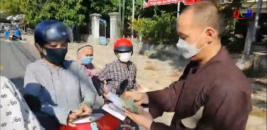 Video QCB: Hội An –  Đại đức Thích Thông Lưu hỗ trợ cho người tàn tật sau giãn cách
