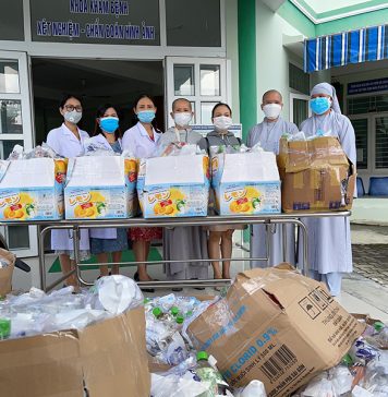 Thăng Bình: Ban Từ thiện xã hội Phật giáo huyện tặng quà cho bệnh nhân điều trị Covid-19