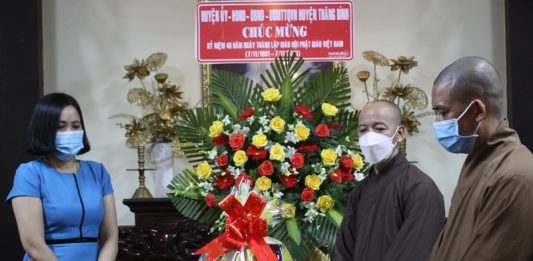 Thăng Bình: Lãnh đạo huyện chúc mừng kỷ niệm 40 năm thành lập Giáo Hội Phật Giáo Việt Nam.