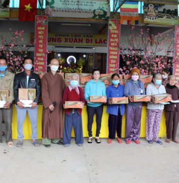 Núi Thành: Chùa Lộc Tân tặng quà tết cho người dân địa phương