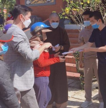Nam Giang: Tặng quà từ thiện tại chùa Thạnh Mỹ