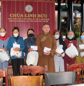 Tam Kỳ: Chùa Linh Bửu tặng quà tết đến người khó khăn
