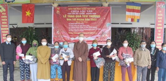 Núi Thành: Chùa Lộc Tân tặng quà từ thiện trong những ngày giáp tết