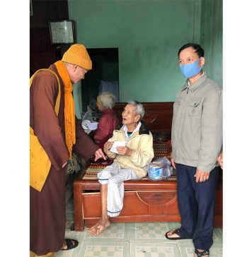 Duy Xuyên: Chùa Lầu thăm và tặng quà Tết các cụ cao niên