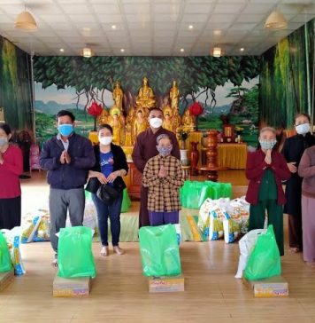 Video QCB: Núi Thành – Các chùa tặng quà từ thiện nhân kỷ niệm ngày đức Phật thành đạo