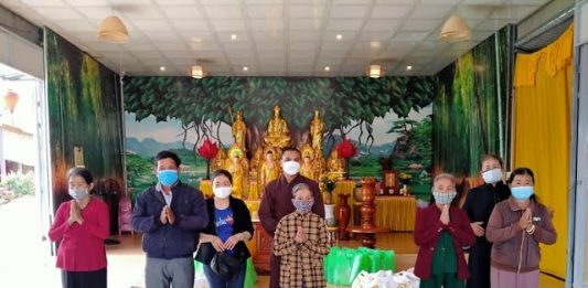 Video QCB: Núi Thành – Các chùa tặng quà từ thiện nhân kỷ niệm ngày đức Phật thành đạo