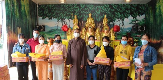 Núi Thành: Chùa Hòa Hưng tổ chức tặng quà cho người dân địa phương