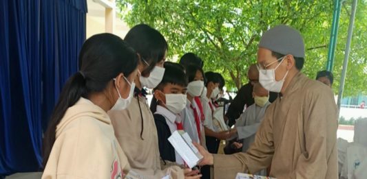 Hiệp Đức: Ban Từ thiện Phật giáo Quế Sơn tặng quà cho học sinh trường Phổ thông Dân tộc bán trú xã Sông Trà