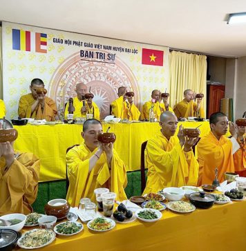 Đại Lộc: Chư Tăng Ni tụng kinh Di Giáo và thực hiện nghi thức quá đường trong mùa An Cư