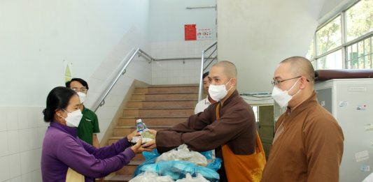 Tam Kỳ: Chùa Thích Ca Như Lai (Hoa Kỳ) tặng cơm chay tại các bệnh viện