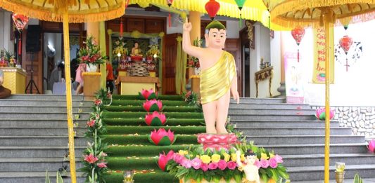 Núi Thành: Chùa Yên Sơn thiết lập trai đàn chẩn tế, tặng quà từ thiện nhân mùa Phật đản