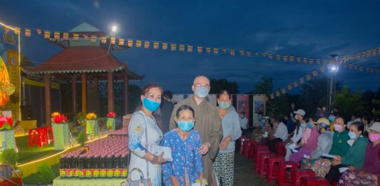 Điện Bàn: Chùa Quán Thế Âm trao quà từ thiện, Khai kinh kính mừng Phật đản
