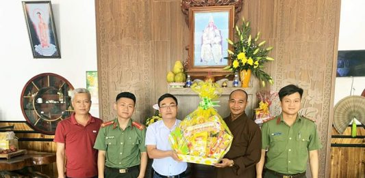 Tiên Phước: Lãnh đạo chính quyền thăm, chúc mừng Phật đản tại chùa Hữu Lâm