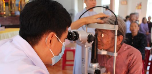 Núi Thành: Khám mắt và phát thuốc miễn phí tại chùa Phổ Đức