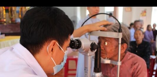 Video QCB: Núi Thành-Khám mắt và phát thuốc miễn phí tại chùa Phổ Đức