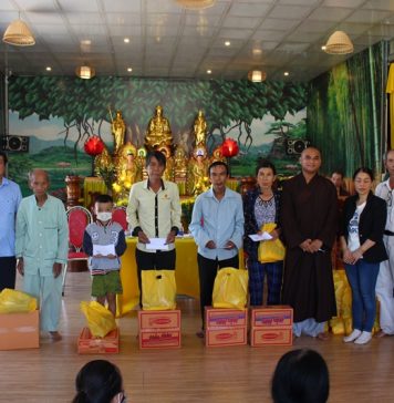 Núi Thành: Chùa Hòa Hưng tặng quà thân nhân người có công nhân ngày Thương binh liệt sỹ 27-7