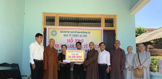 Đại Lộc: Ban Từ thiện Xã hội Phật giáo huyện tặng 120 triệu đồng hỗ trợ xây dựng nhà từ thiện