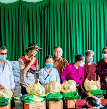 Núi Thành: Tặng 215 phần quà cho người mù nhân đại lễ Vu lan – Báo hiếu