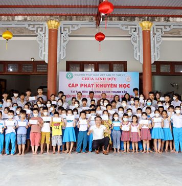 Tam Kỳ: Tặng 150 suất khuyến học cho học sinh tại chùa Linh Bửu