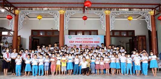 Tam Kỳ: Tặng 150 suất khuyến học cho học sinh tại chùa Linh Bửu