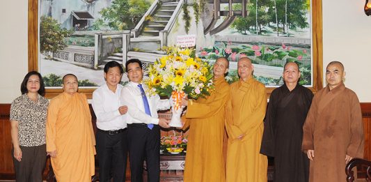 Thường trực Tỉnh ủy Quảng Nam thăm, chúc mừng Đại lễ Vu lan đến Ban Trị sự Phật giáo tỉnh