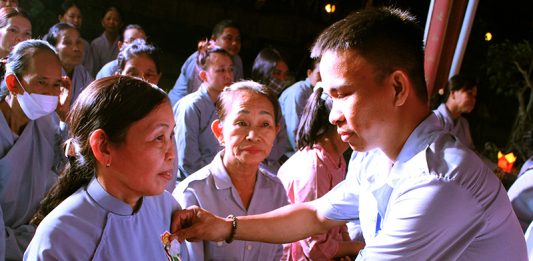Thăng Bình: Thiêng liêng lễ cài hoa Hiếu hạnh và thắp nến tri ân tại chùa Giác Thanh