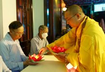 Tam Kỳ: Xúc động đêm hoa đăng, cài hoa hiếu hạnh tại chùa Linh Bửu