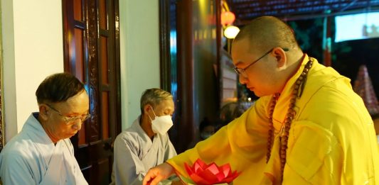 Tam Kỳ: Xúc động đêm hoa đăng, cài hoa hiếu hạnh tại chùa Linh Bửu