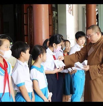 Video QCB: Chùa Linh Bửu, xã Tam Thăng, TP. Tam Kỳ tặng 150 suất khuyến học cho học sinh.